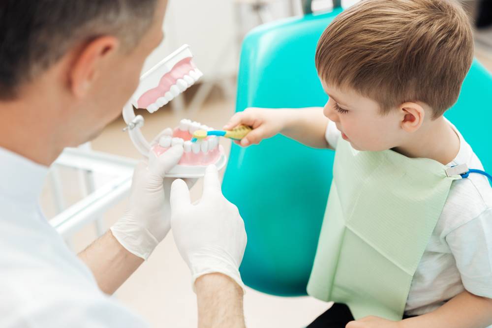 Как вылечить ребенку зуб, если он боится врача?